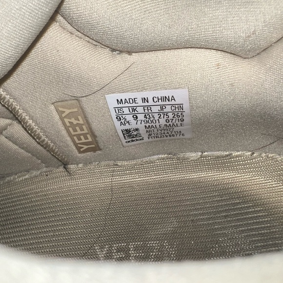 Yeezy Boost 700 magnet - Picture 6 of 6